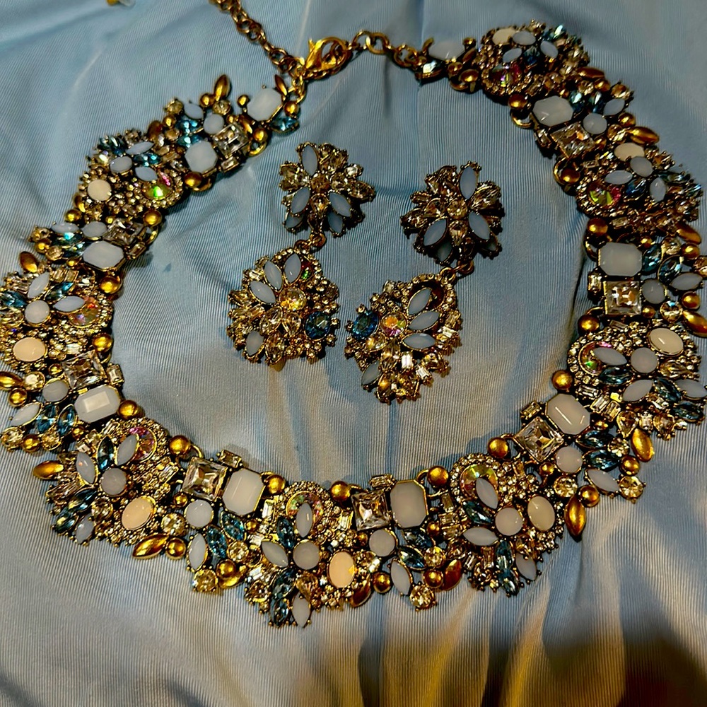 Necklace and earring set